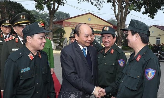 Premierminister Nguyen Xuan Phuc überprüft Dienstbereitschaft der Spezialpolizei