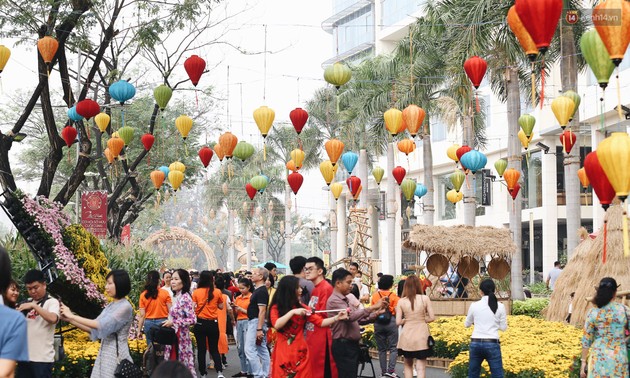 Menschen in Ho Chi Minh Stadt feiern Tetfest