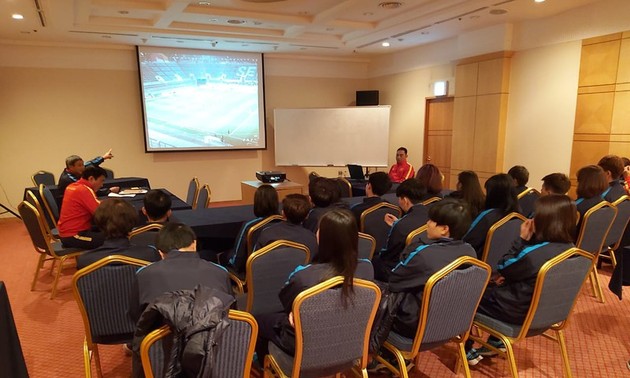 Trainer Mai Duc Chung analysiert myanmarische Frauenfußballmannschaft