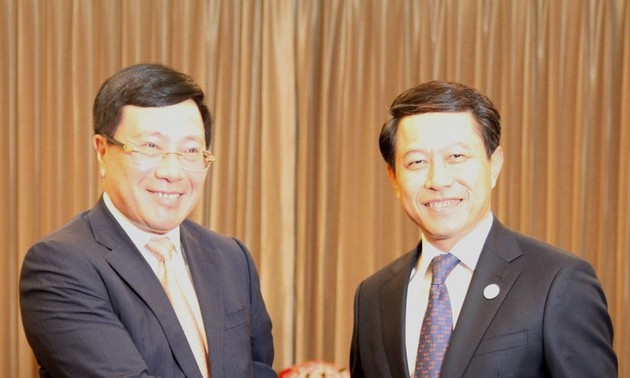 Außenminister Pham Binh Minh trift Amtskollegen aus China und Laos