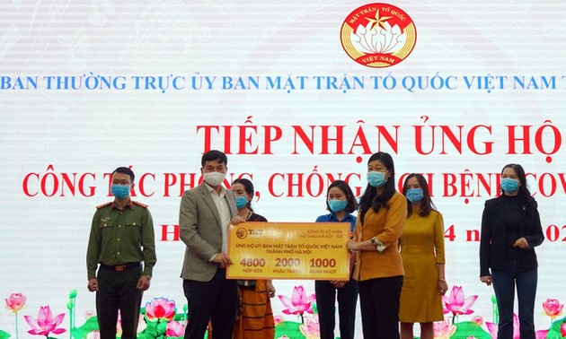 Fußballspieler von FC Hanoi spenden einen Tageslohn zur Bekämpfung der COVID-19-Pandemie