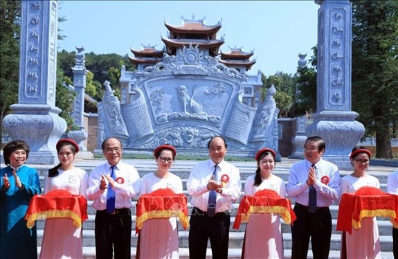 Premierminister Nguyen Xuan Phuc nimmt an Einweihung des Tempels zum Andenken der Familie von Ho Chi Minh teil 