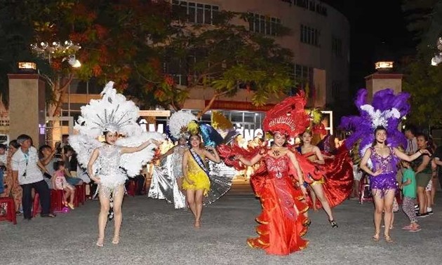 Fachschule für Kultur und Kunst in Danang eröffnet Straßen-Gala