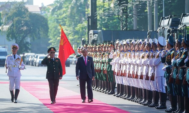 Premierminister Nguyen Xuan Phuc nimmt an Vollversammlung der Sieger der Wettbewerbe der Volksarmee teil