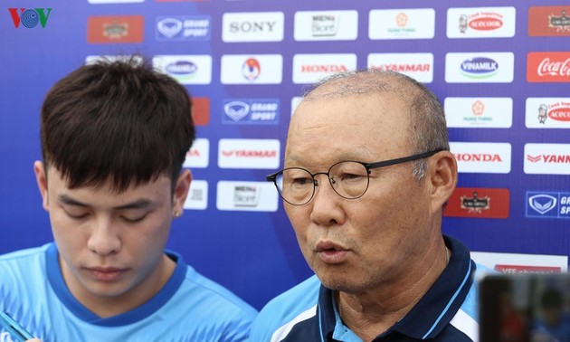 Trainer Park Hang Seo zeigt Star-Ensemble vom Fußballklub Hoang Anh Gia Lai die Balltechniken 