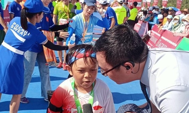 Kleiner Mann erobert Marathon-Strecke zu Ly Son