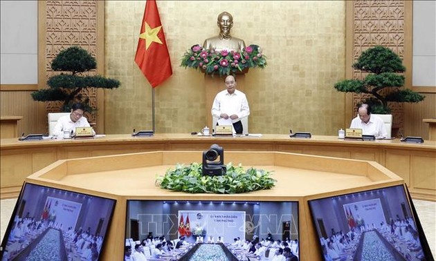 Premierminister Premierminister Nguyen Xuan Phuc tagt Online mit Verwaltung in Phu Tho