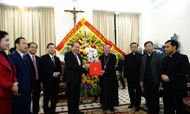 Vizepremierminister Truong Hoa Binh beglückwünscht Katholiken zu Weihnachten