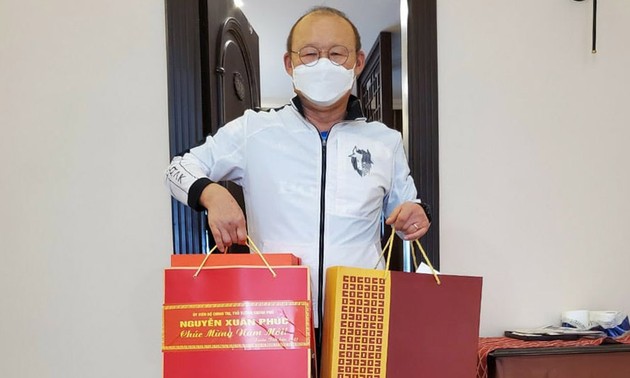 Premierminister Nguyen Xuan Phuc hat Geschenk für Fußballtrainer Park Hang-seo