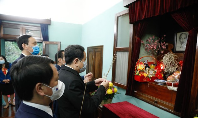 Tran Thanh Man zündet Räucherstäbchen zu Ehren Ho Chi Minhs an