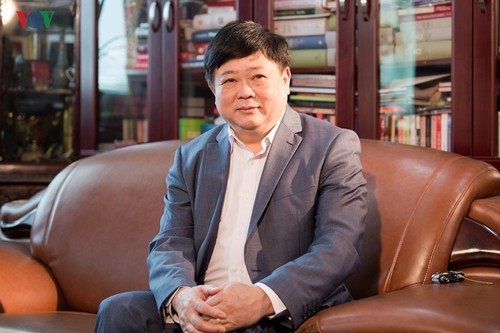 VOV-Intendant Nguyen The Ky überreicht Bücher an VOV-Bibliothek