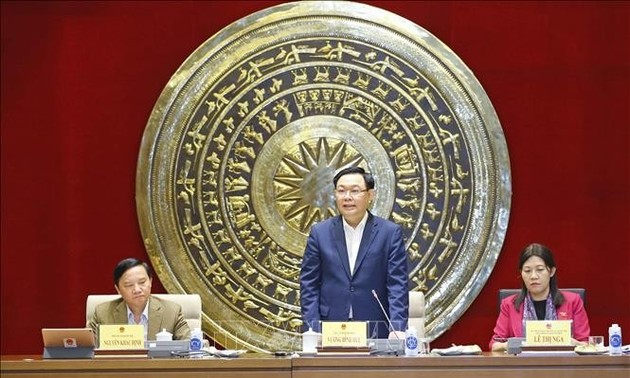Parlamentspräsident Vuong Dinh Hue tagt mit Mitgliedern des Justizausschusses