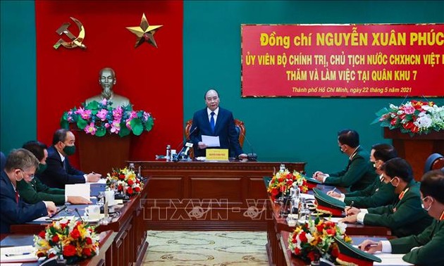 Staatspräsident Nguyen Xuan Phuc besucht Kommando der Militärzone 7