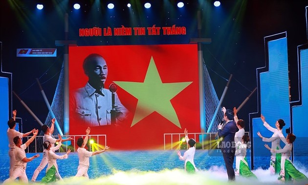 Gala zum 110. Jahrestag, in dem Präsident Ho Chi Minh Vietnam verließ 