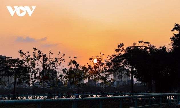 Schönheit Hanois bei Sonnenuntergang am Westsee