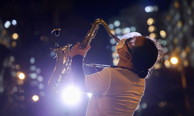 Saxophonist Tran Manh Tuan tritt in Feldlazaretten auf