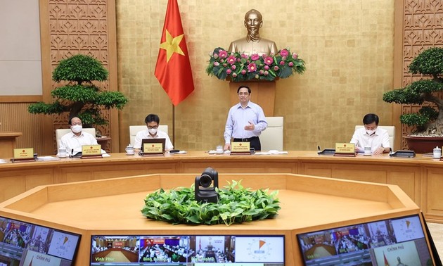 Premierminister Pham Minh Chinh tagt mit Ministerien und Provinzen online über COVID-19-Bekämpfung