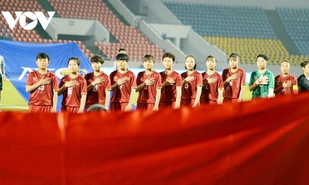  Vietnamesische Fußballauswahl der Frauen spielt unentschieden gegen U15-Futsalmannschaft der Männer von Thai Son Bac