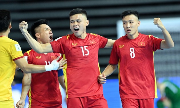 Vietnamesische Futsalspieler sind glücklich, ein Tor gegen Brasilien geschossen zu haben