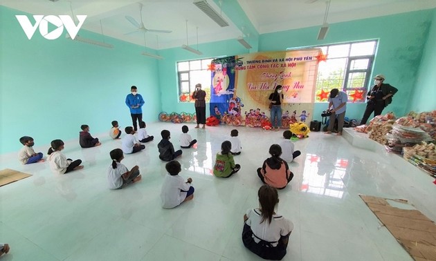 Vollmondfest für Kinder der armen Familien im bergigen Kreis Son Hoa in Phu Yen