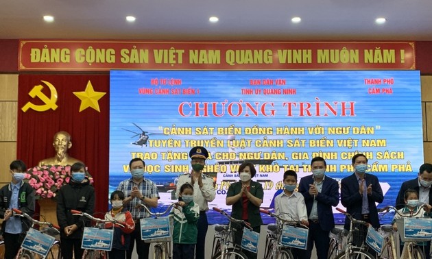 Meerespolizei begleitet Fischer in Quang Ninh