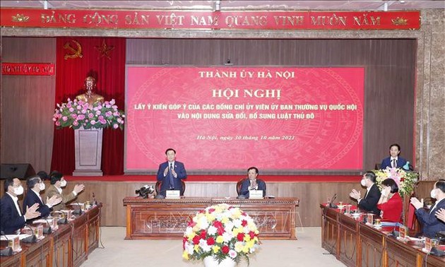Parlamentspräsident Vuong Dinh Hue nimmt an Konferenz über den verbesserten Gesetzesentwurf der Hauptstadt teil