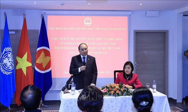 Staatspräsident Nguyen Xuan Phuc trifft Mitglieder der vietnamesischen Vertretung in Genf