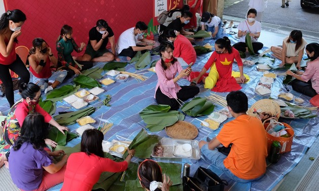 Wettbewerb zum Wickeln von Chung-Kuchen der Vietnamesen in Singapur