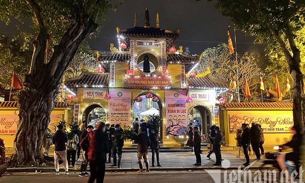 Am Anfang des neuen Jahres in die Pagode gehen - eine traditionelle Kultur der Vietnamesen