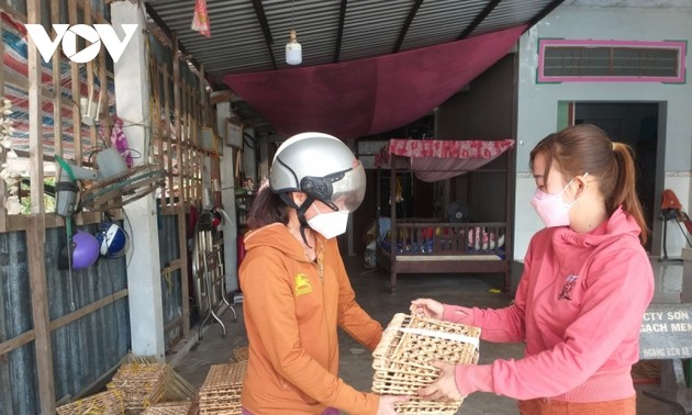 Handwerkliches Flechten von Wasserhyazinthen der Bewohner in Soc Trang