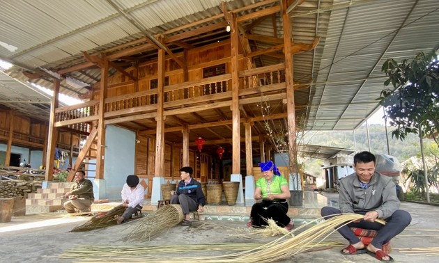 Rattan- und Bambusflechten im Bergdorf Ngoc Chien