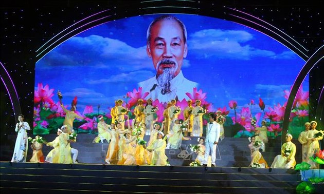 Einzigartige Gala “Nghe An – Dorf Sen, die Heimat Ho Chi Minhs, Ho Chi Minh Stadt – Stadt mit goldenem Namen”