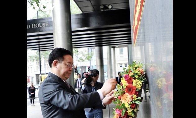 Parlamentspräsident legt Blumenkranz in London zum Andenken an Präsident Ho Chi Minh nieder