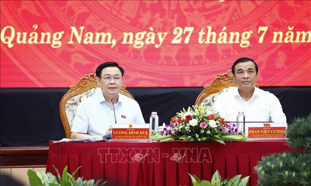  Parlamentspräsident Vuong Dinh Hue trifft Mitglieder des Parteigremiums von Quang Nam
