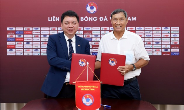 Trainer der vietnamesischen Fußballmannschaft der Frauen Mai Duc Chung verlängert Vertrag mit VFF