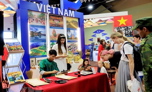 Internationale Freunde erleben vietnamesische Kultur bei Army Games 2022