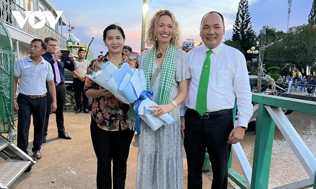 Ausländische Touristen kommen mit 5-Sterne-Schiff nach Can Tho