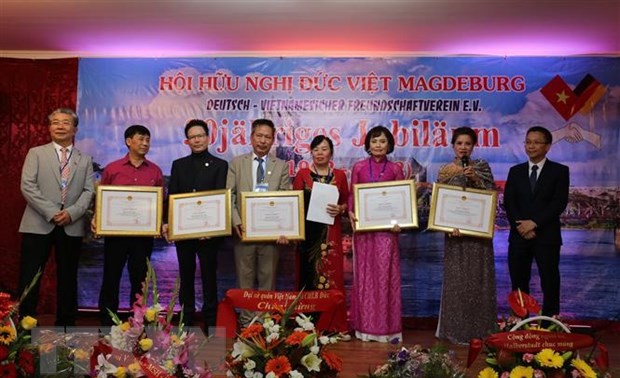 Mitglieder der deutsch-vietnamesischen Freundschaftsgesellschaft in Magdeburg helfen sich gegenseitig