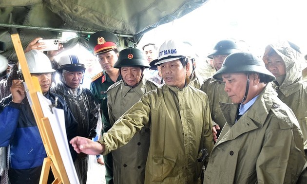 Staatspräsident Nguyen Xuan Phuc besucht Danang nach dem Taifun Sonca