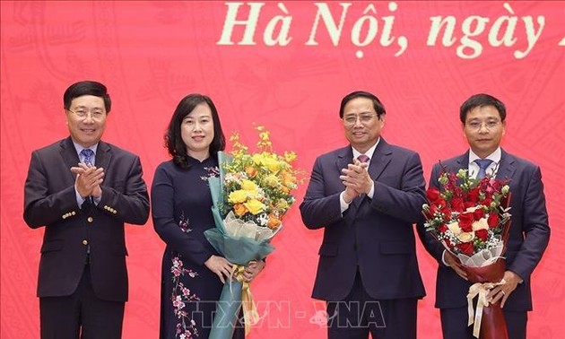 Premierminister Pham Minh Chinh überreicht Entscheidung an Gesundheitsministerin und Verkehrsminister