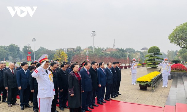 Spitzenpolitiker der Partei und des Staates besuchen Ho Chi Minh-Mausoleum
