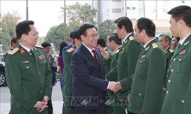 Parlamentspräsident Vuong Dinh Hue besucht Militärkrankenhaus 108