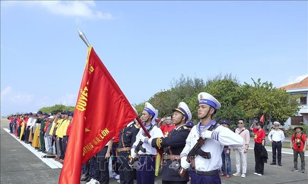  Auslandsvietnamesen aus 22 Ländern besuchen die Insel Truong Sa und den Wachturm DK1