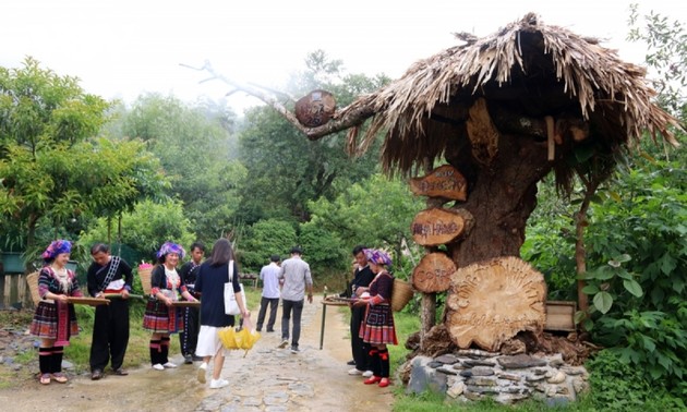 Kulturen der Volksgruppen in Lai Chau hinterlassen Eindrücke bei Touristen