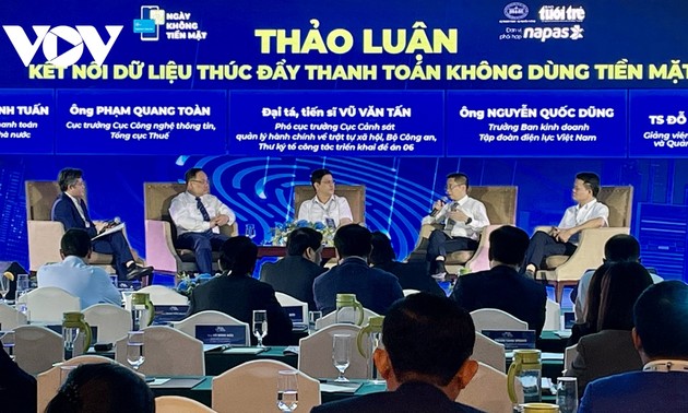 Vizepremierminister Le Minh Khai: Ministerien und Branchen sollen den bargeldlose Zahlungsverkehr fördern