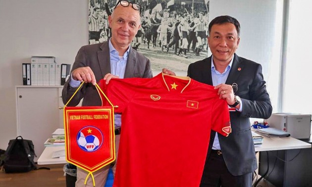 DFB-Präsident Bernd Neuendorf ist von der vietnamesischen Fußballmannschaft der Frauen beeindruckt