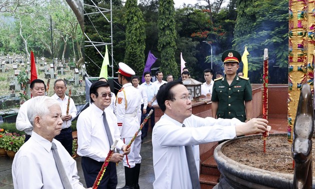 Staatspräsident Vo Van Thuong nimmt an Gedenkfeier im Friedhof auf Con Dao teil