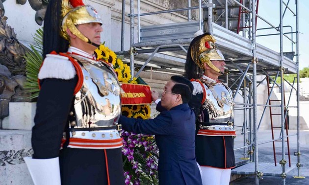 Staatspräsident Vo Van Thuong legt Blumenkranz am Nationaldenkmal in Rom nieder