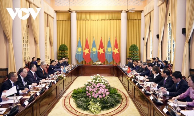 Pressekonferenz zum Besuch des kasachischen Präsidenten in Vietnam