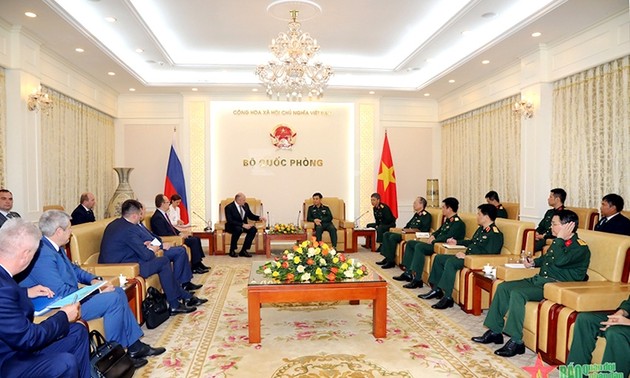 Verteidigungsminister Phan Van Giang empfängt russischen Minister für Notsituationen 